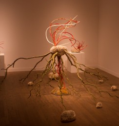伊藤三千代展「和の考察」-白と緋のイメージ-